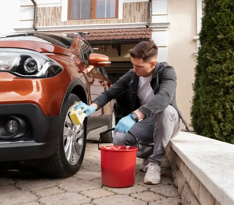 Lavage auto à domicile Freycenet-la-Tour : professionnel intervenant sur un véhicule